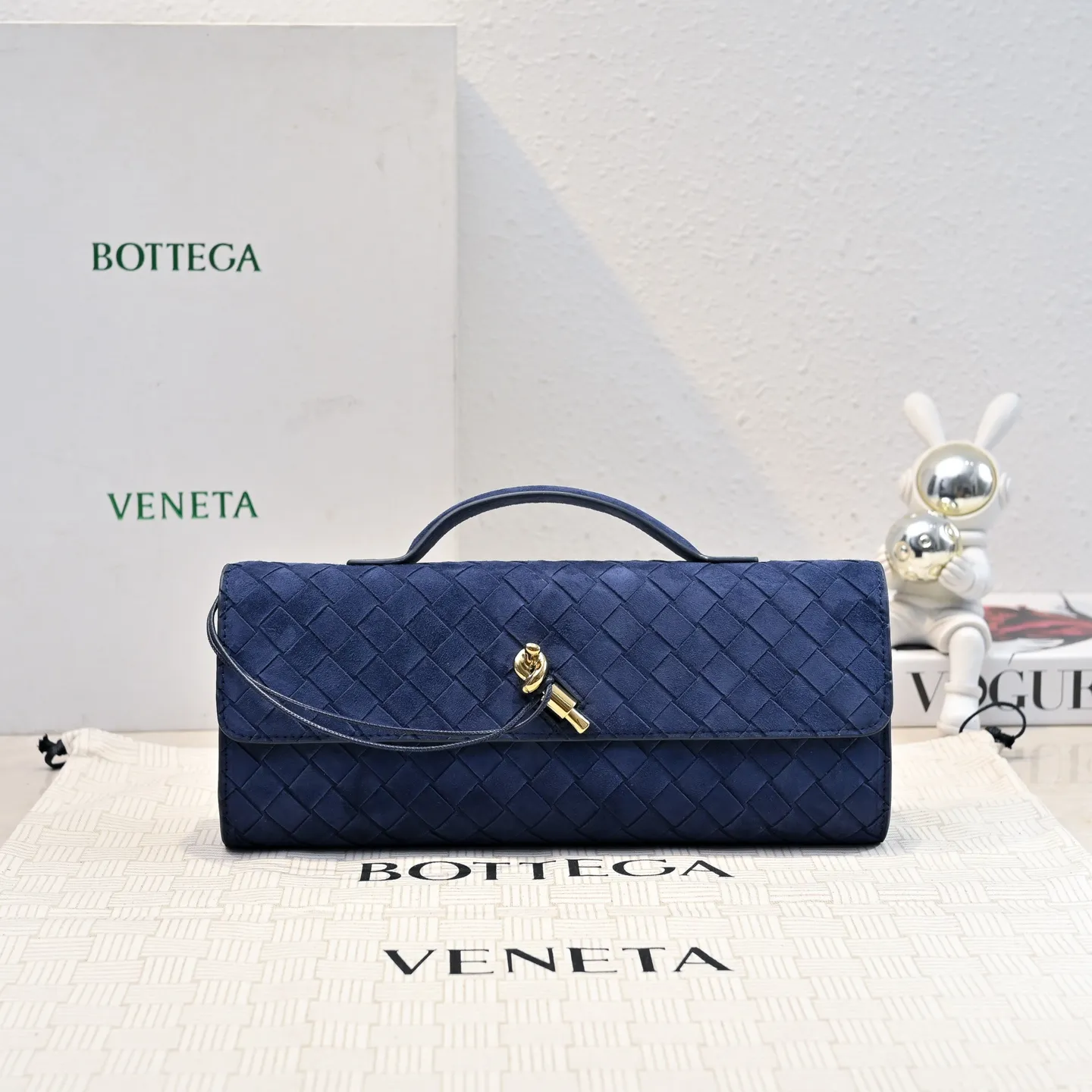 Batch 1360 #Bv Clutch long clutch bag equipped with handles, the design of the clutch bag reflects the exquisite and high-end taste ~ using exquisite craftsmanship intreccio woven suede, it can be held in the hand, carried by hand or under the arm. The metal knot embellishment exudes temperament and nobility ~ , equipped with a zipper compartment inside, it is a good companion for your daily life🧑‍❤️‍💋‍🧑, whether you are walking on the red carpet or attending a dinner, it will add a unique charm to you💞 Model: 1511 Size: 31x13x3